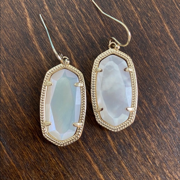 Kendra Scott Dani earrings in mother of pearl